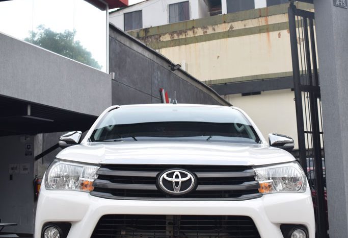 Toyota Hilux Dubai 2016 lleno