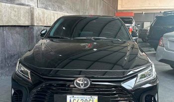Toyota Yaris E 2023 lleno
