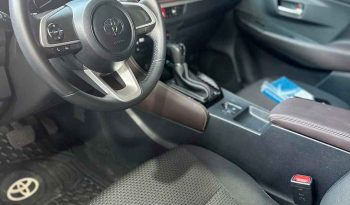 Toyota Yaris E 2023 lleno