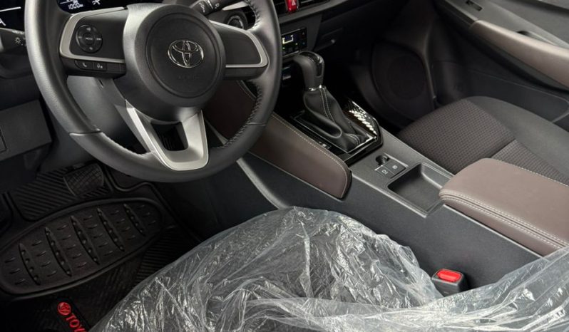 Toyota Yaris E 2025 lleno