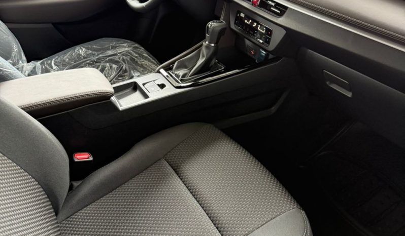 Toyota Yaris E 2025 lleno